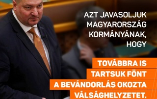 A kormánynak fenn kell tartania a tömeges bevándorlás miatti válsághelyzetet.