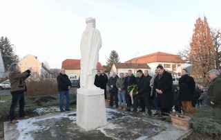 “A mi utunk az ember útja, amelyet szenvedve, küzködve, verejtékezve és vérezve, de …