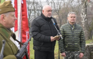 “… Az alkonyat ólomszínűvé festette a menetoszlop útját, az oszlop haladt tovább n…