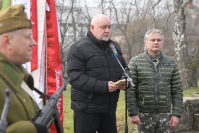 “… Az alkonyat ólomszínűvé festette a menetoszlop útját, az oszlop haladt tovább n…